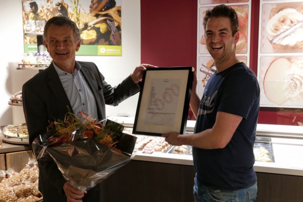 Bestuursvoorzitter-Hans-de-Leeuw-links-overhandigt-1000e-toekenning-aan-Rick-Verkerk-rechts-website